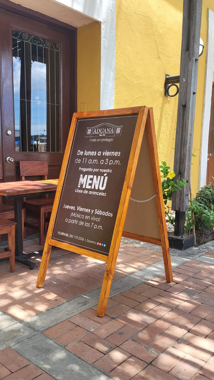 Aviso tipo tijera en madera